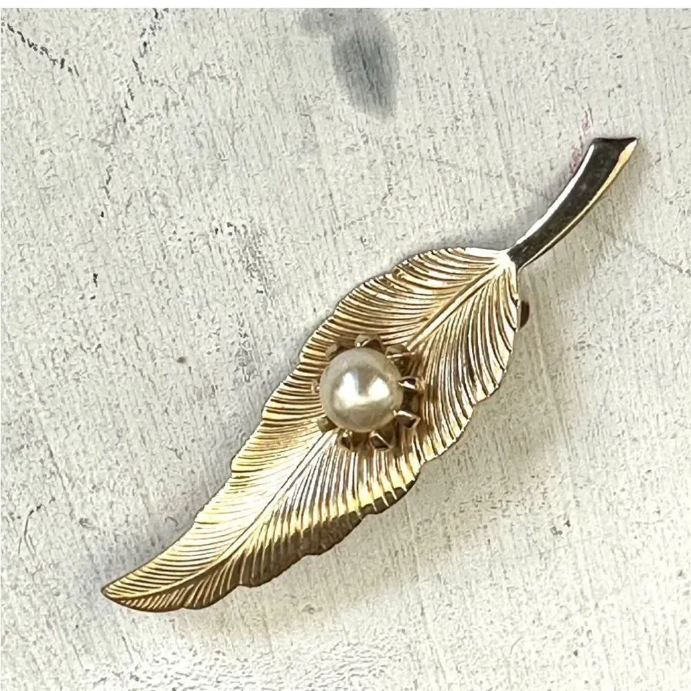 Gold tone vintage leaf faux pearl brooch